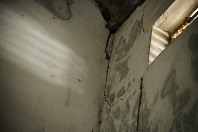 Những vết nứt xuất hiện khắp nơi trong ngôi nhà của ông Tri