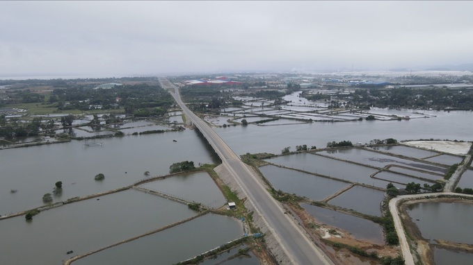 Cầu Tam Tiến bắc qua sông Tam Kỳ, gồm 8 nhịp, dài hơn 478m. Cầu rộng 11,2m, gờ lan can 1m.