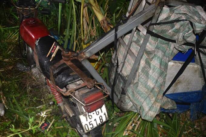 Chiếc xe máy do ông B điều khiển.