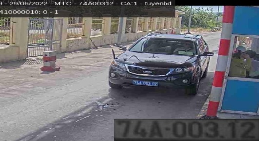 Chiếc ô tô biển số xanh của Chi cục Thủy lợi Quảng Trị qua trạm BOT không đóng phí.