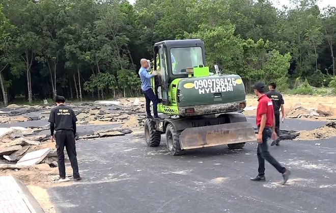 4 nhan vien Alibaba pha xe doan cuong che sap hau toa hinh anh 1 