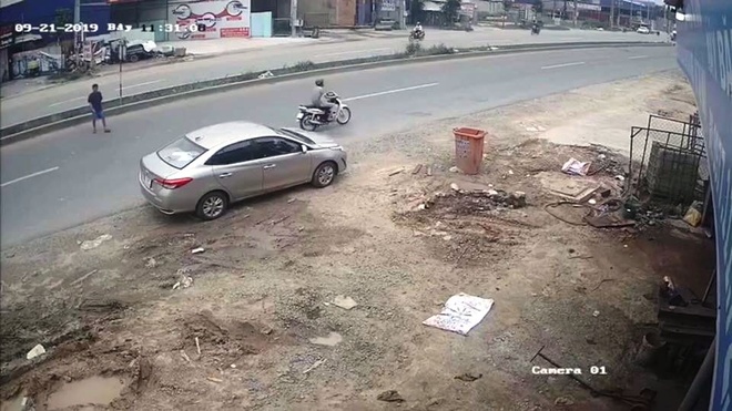 Tai xe quen rut chia khoa, trom lay mat xe hop giua ban ngay hinh anh 1 