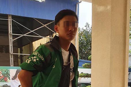 Tai xe GrabBike to nu hanh khach cuom iPhone X hinh anh 1 