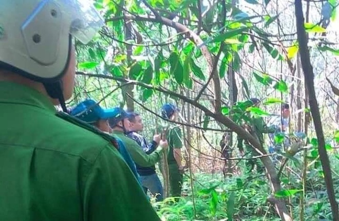 Hang tram canh sat bao vay ke khong che nu tai xe taxi hinh anh 1 