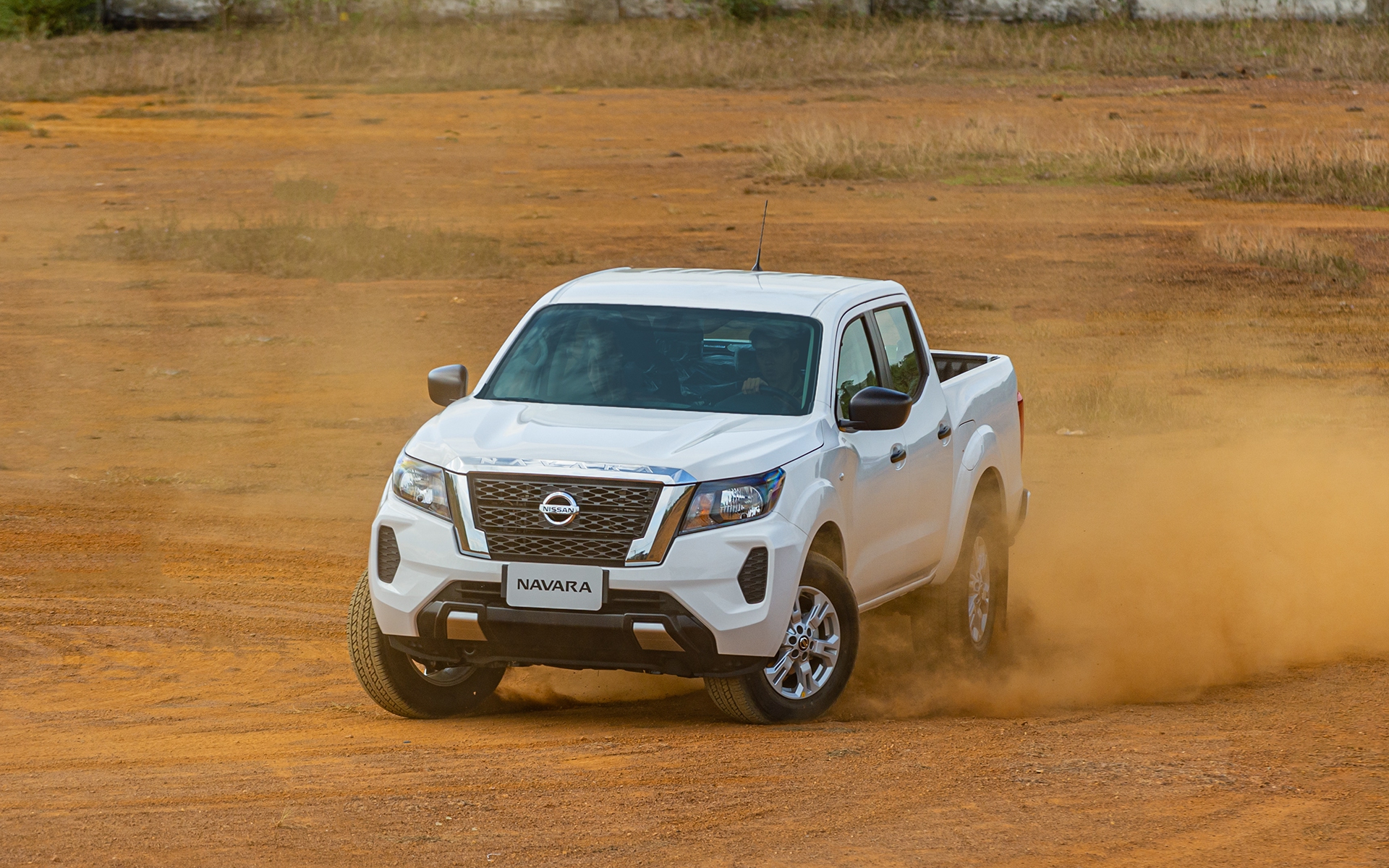 Nissan Navara EL 2WD phiên bản mới về Việt Nam, giá 699 triệu đồng