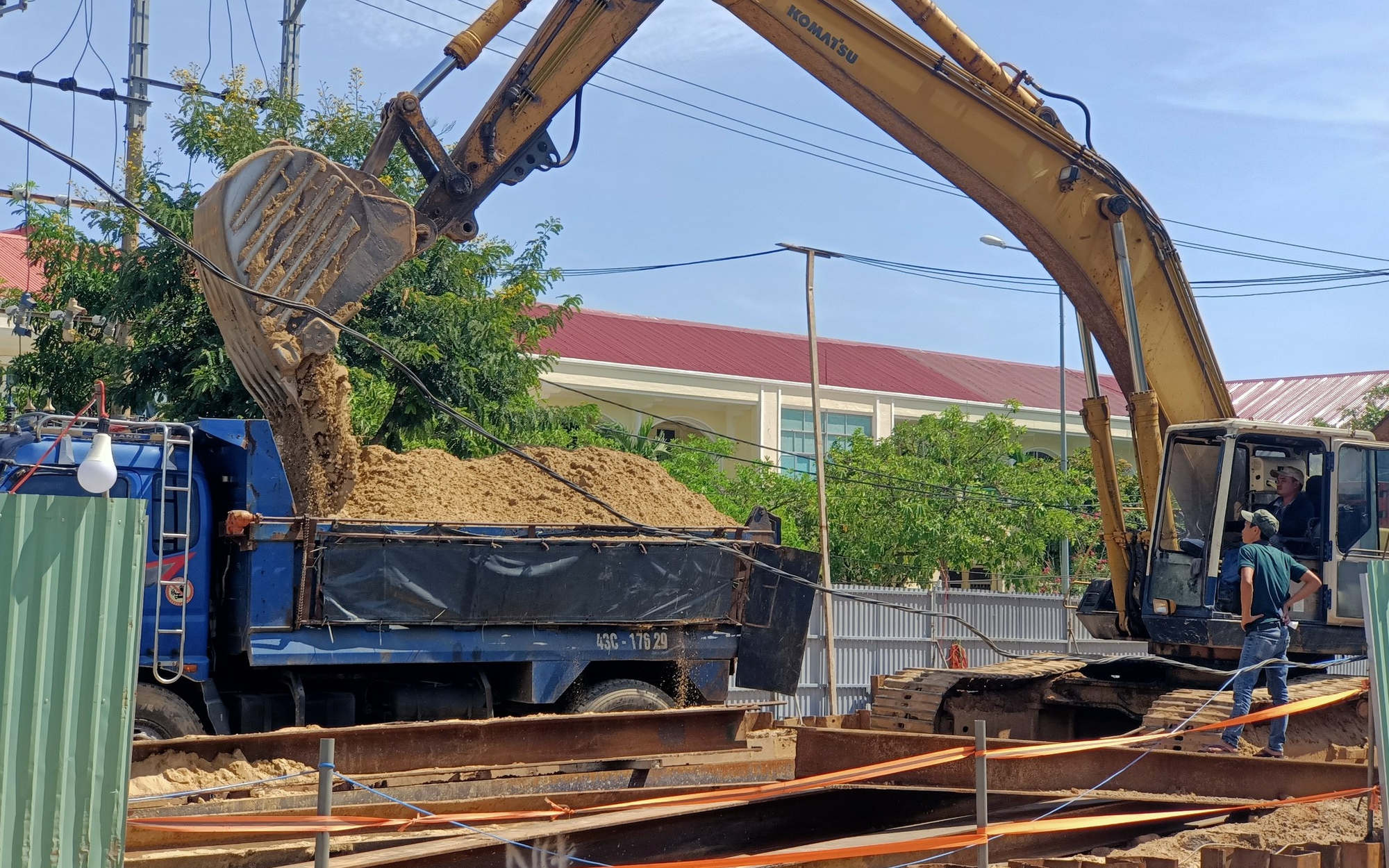 Xe ben chở đất cát thi công dự án gom nước thải ở Đà Nẵng gây mất ATGT, vệ sinh môi trường