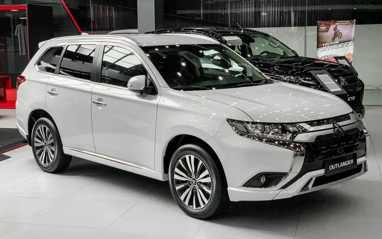 Giá xe Mitsubishi Outlander lăn bánh tháng 12/2024: Giảm chạm đáy, rẻ nhất phân khúc