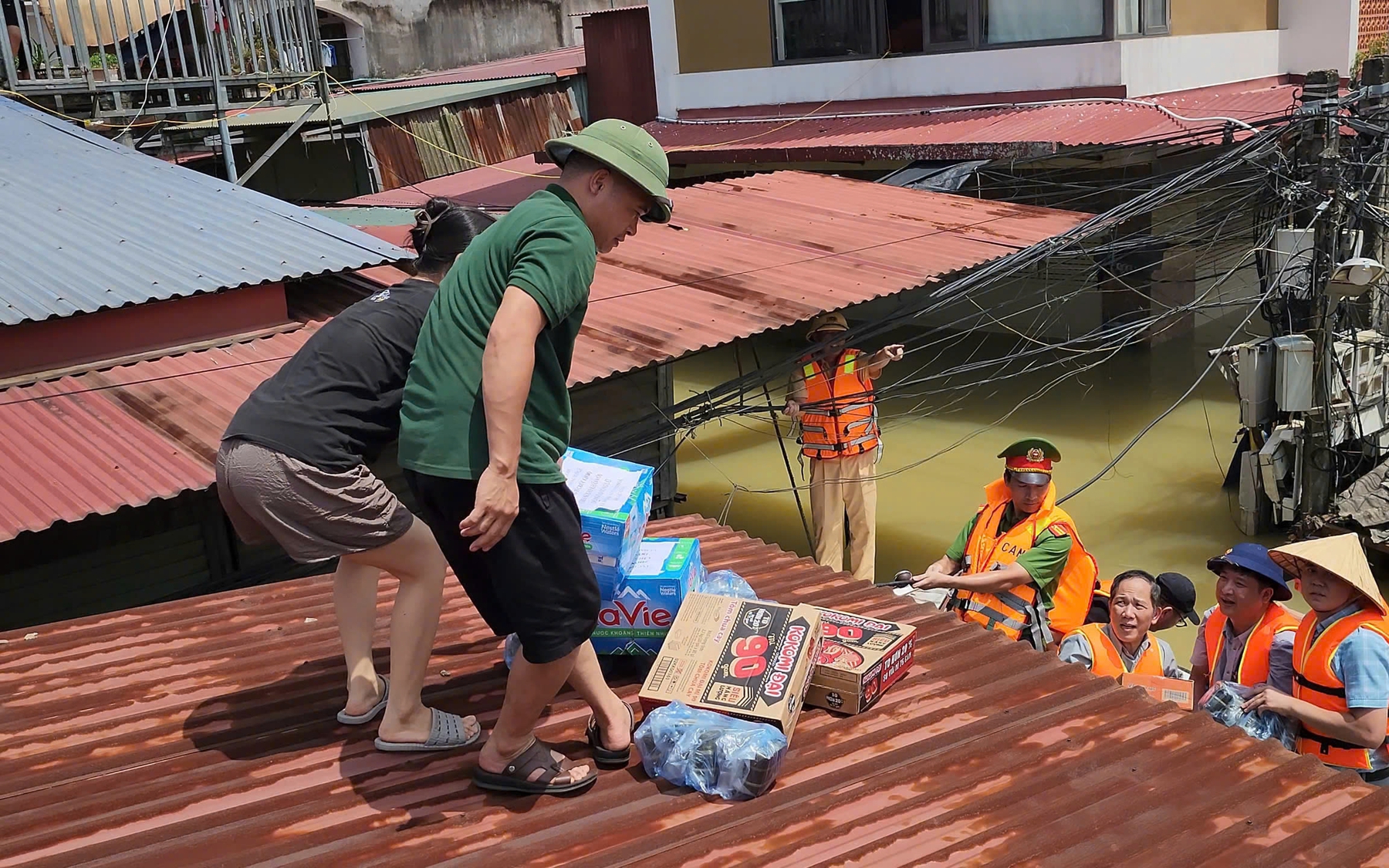 Cứu trợ ở tâm lũ ven sông Cầu, Bắc Giang