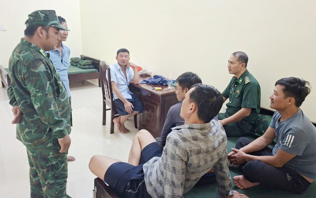 Quảng Ninh: Kịp thời hỗ trợ 10 ngư dân gặp nạn trên vùng biển Cô Tô 