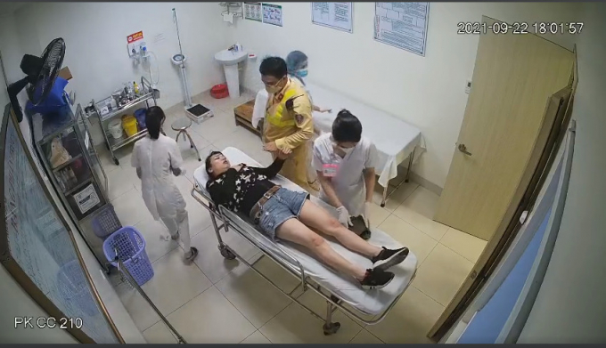 Nữ tài xế được CSGT đưa đi cấp cứu khi lái xe trên cao tốc