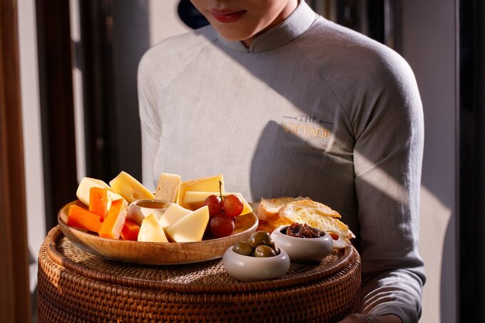 Tàu hạng sang của Việt Nam xuất hiện trên nhật báo Hong Kong