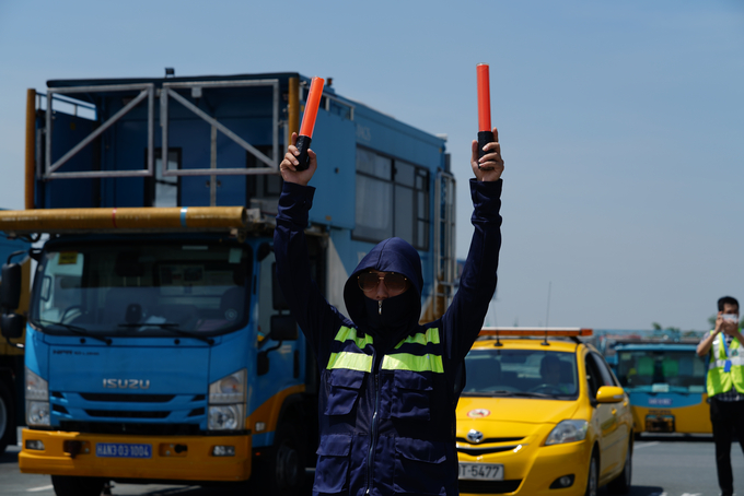 Chùm ảnh: “Đội nắng” 60 độ C làm nhiệm vụ trên đường băng Nội Bài