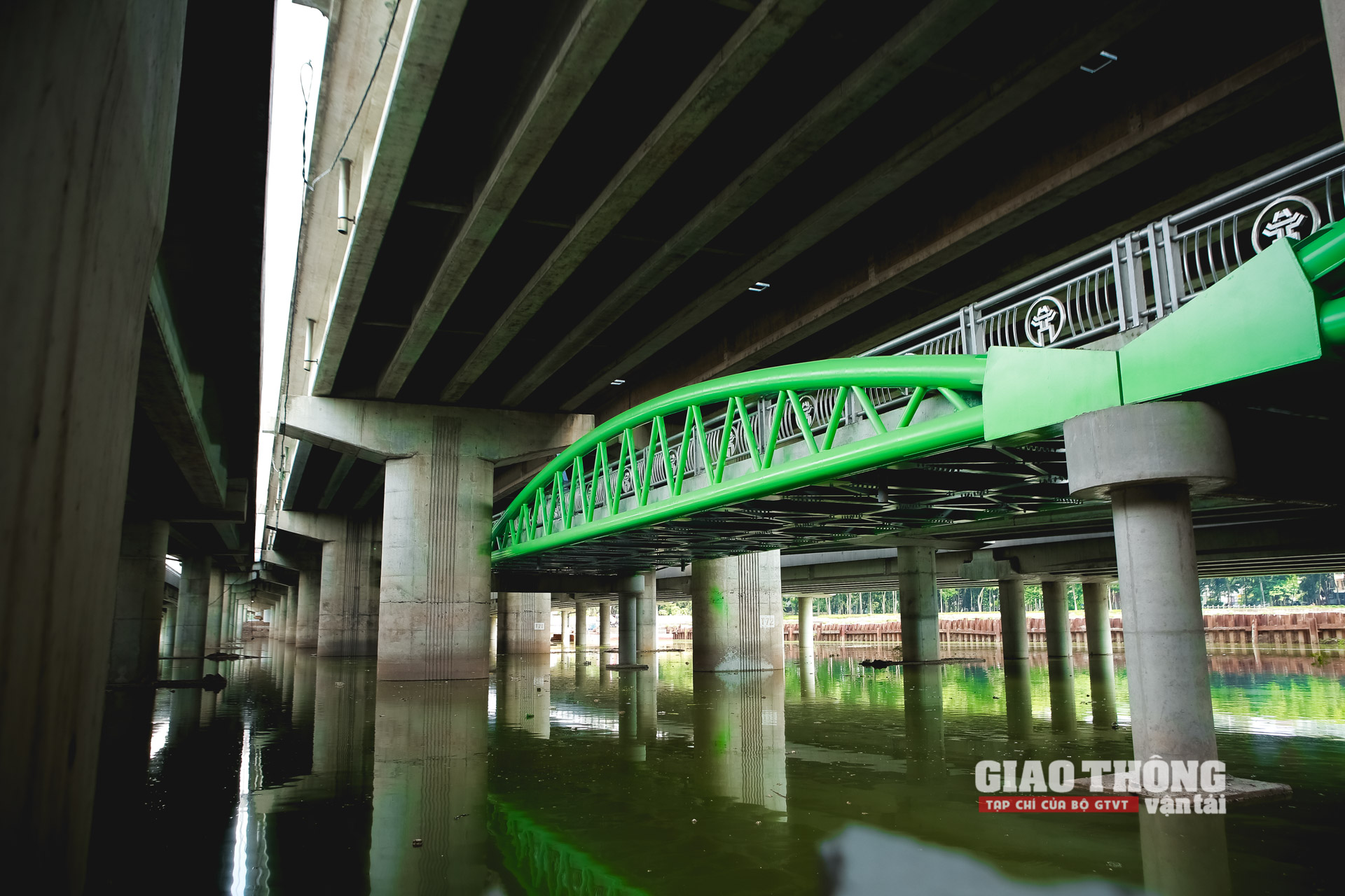 Ảnh: Cầu vòm sắt vượt hồ Linh Đàm trước ngày thông xe