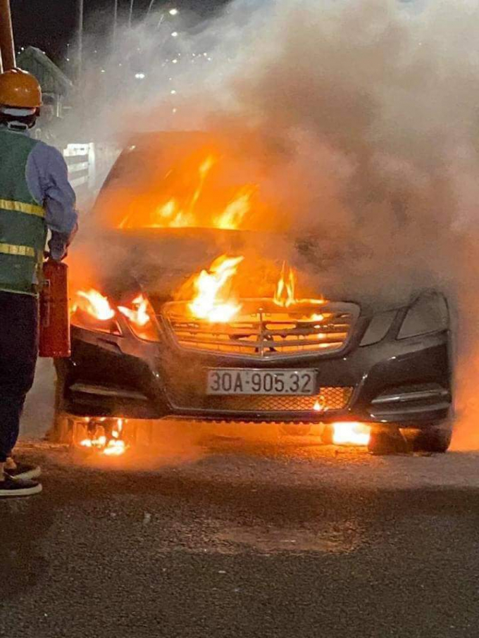 Xe Mercedes bất ngờ bốc cháy ngùn ngụt trên cầu Bạch Đằng