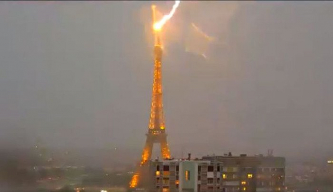 Video cảnh tượng hiếm thấy sét đánh trúng tháp Eiffel