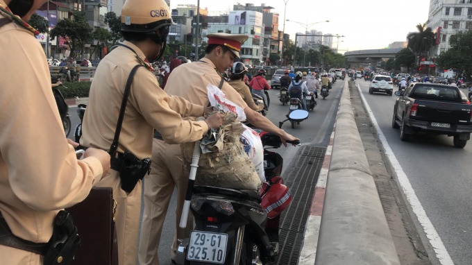 CSGT cùng phóng viên thu dọn phế thải đổ trộm trên cầu Ngã Tư Sở