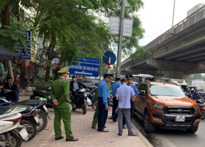 Liên ngành rốt ráo xử lý ôtô dừng đỗ trên đường Nghiêm Xuân Yêm