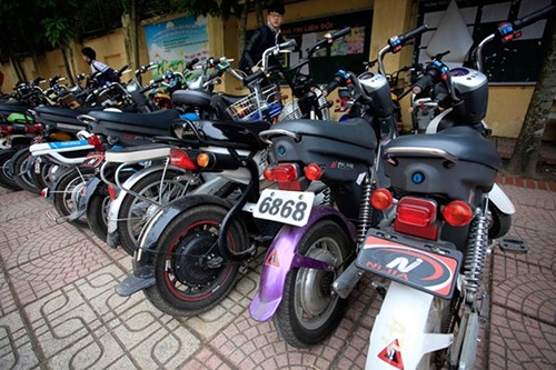 Xe biển kiểm soát “khủng” tung tăng khắp đường phố Hà Nội.