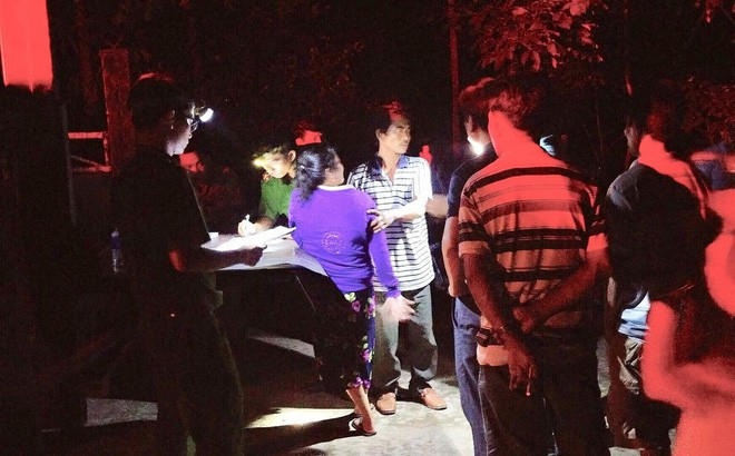 Trời đổ mưa lớn, 2 học sinh đứng trên bờ ngã xuống kênh chết đuối