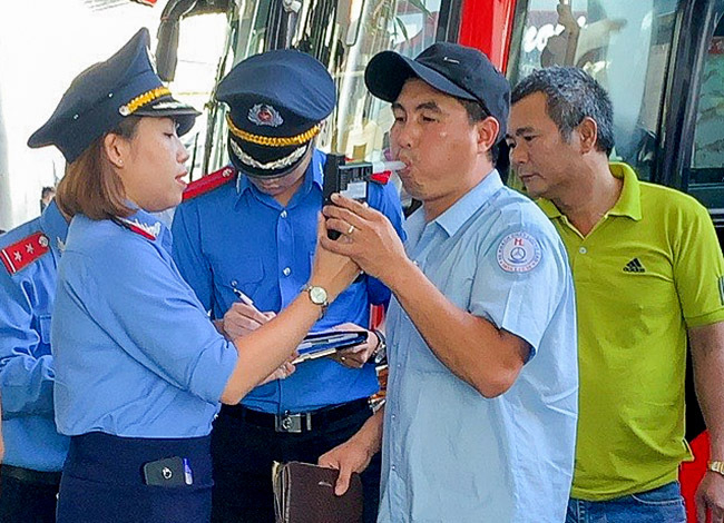 Kiểm tra độ cồn tài xế trước khi rời bến