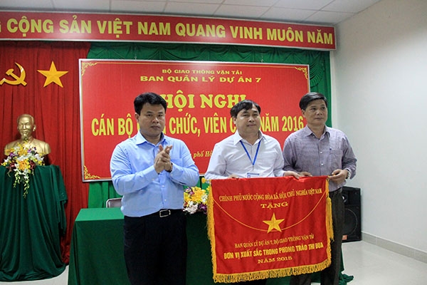 Ban quản lý dự án 7 đón nhận Cờ thi đua của Chính phủ