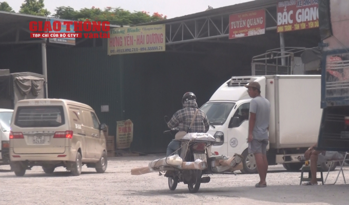 Cận cảnh loạt bãi xe trái phép tại Cảng Hà Nội gây bức xúc