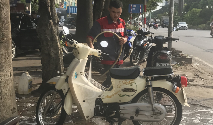 Dịch vụ rửa xe lấn chiếm vỉa hè tại Hà Nội