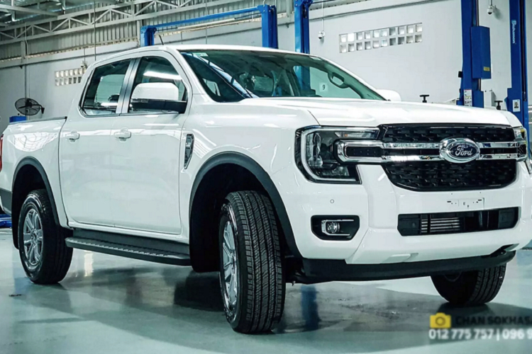 Chi tiết Ford Ranger XLT 2023 mới về đại lý ở Campuchia