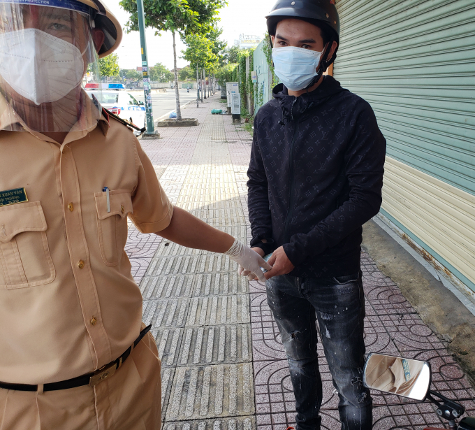 Rơi nước mắt cảm động trước việc làm của CSGT TP. Hồ Chí Minh