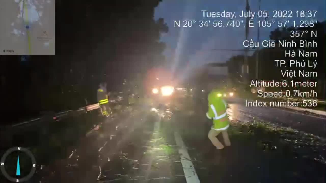 Video: CSGT dọn cây đổ chắn ngang cao tốc